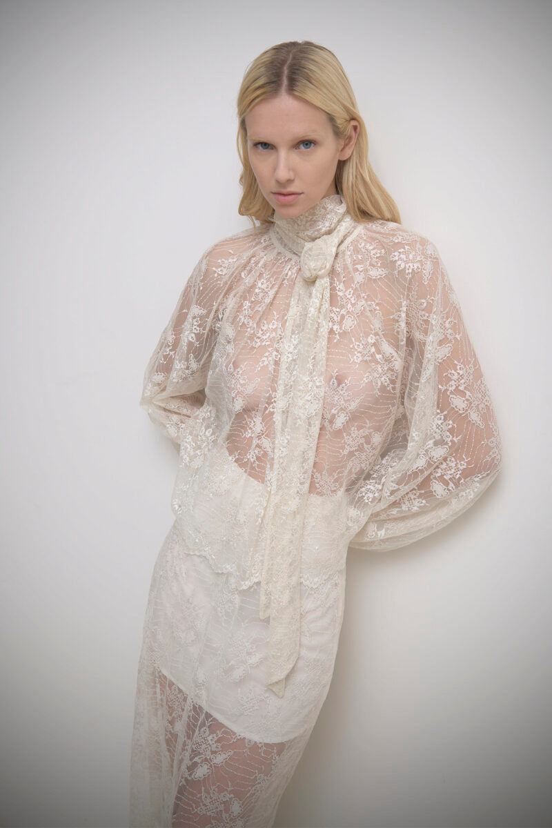 Blusa collo alto con sciarpa